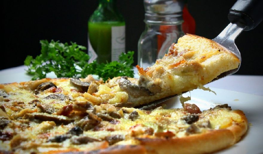 Frische leckere Steinofen Pizza wie bei der Pizzeria Rimini mit leckeren italienischen Essen in Arnsberg.